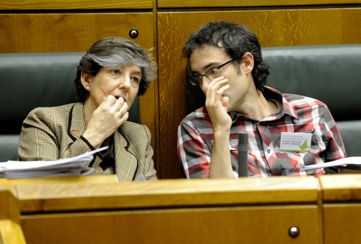 Mintegi junto a Julen Arzuaga en el Parlamento de Gasteiz. (Juanan RUIZ / ARGAZKI PRESS)