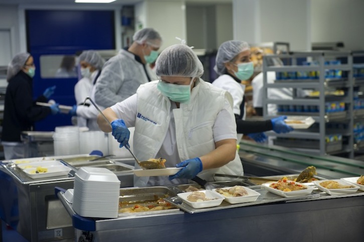Trabajadores de Mediterránea de Cátering en las cocinas del CHN (Idoia ZABALETA / ARGAZKI PRESS)