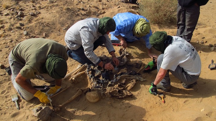 Aranzadiko kideak, basamortuan aurkitutako gorpuzkiak aztertzen. (ARANZADI)