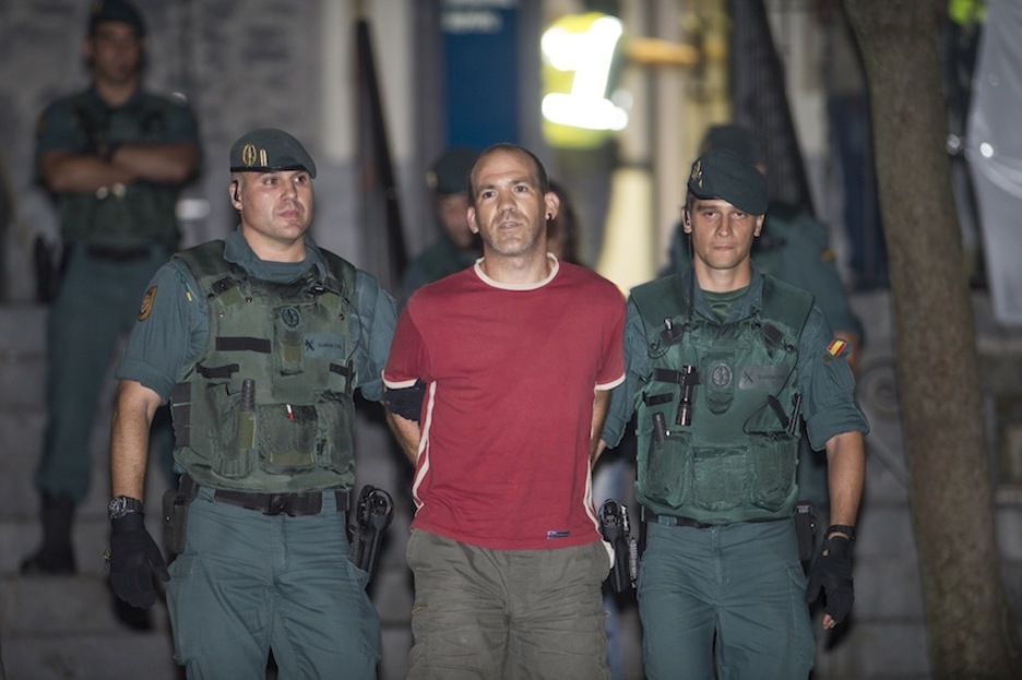 La Guardia Civil se lleva detenido a Jon Garay. (Juan Carlos RUIZ/ARGAZKI PRESS)