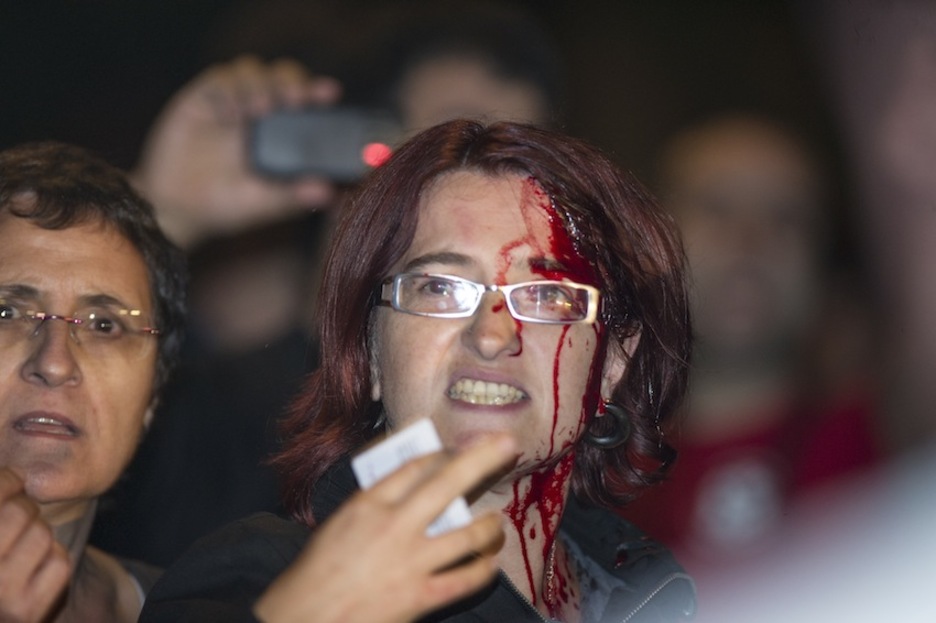 La senadora de Amaiur Amalur Mendizabal, herida por una carga de la Ertzaintza. (Juan Carlos RUIZ/ARGAZKI PRESS)