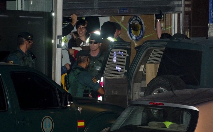 Momento en que la Guardia Civil se lleva a Ane Zelaia en Gasteiz. (Raúl BOGAJO/ARGAZKI PRESS)