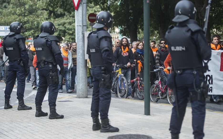 La Policía ha vigilado la movilización en todo momento. (Jagoba MANTEROLA/ARGAZKI PRESS)