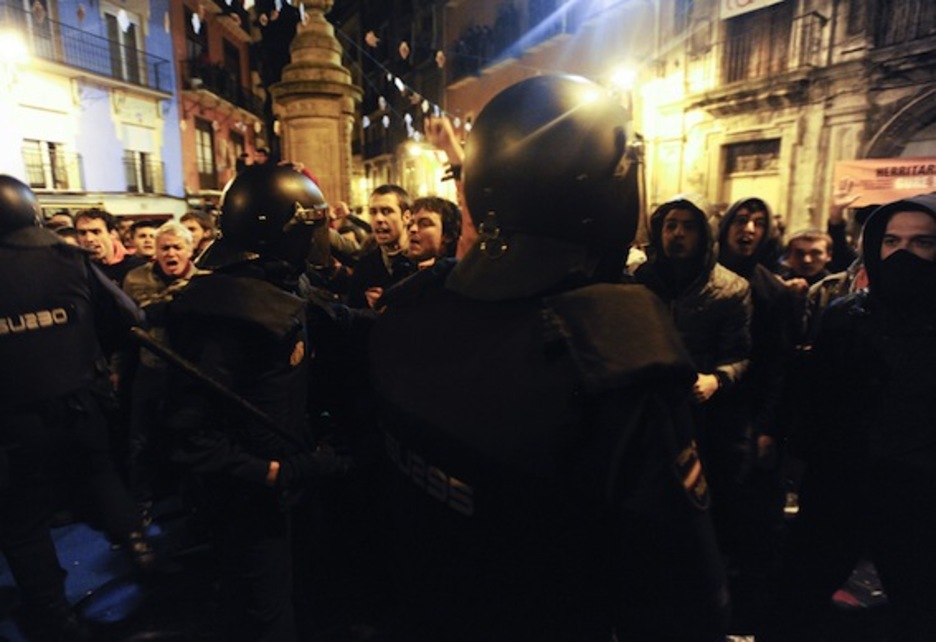 Agentes de la Policía española, ante el muro popular. (Jagoba MANTEROLA/ARGAZKI PRESS)