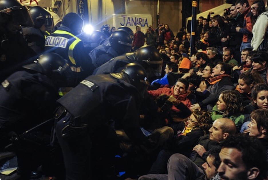 La Policía española, desmantelando el muro popular. (Jagoba MANTEROLA/ARGAZKI PRESS)