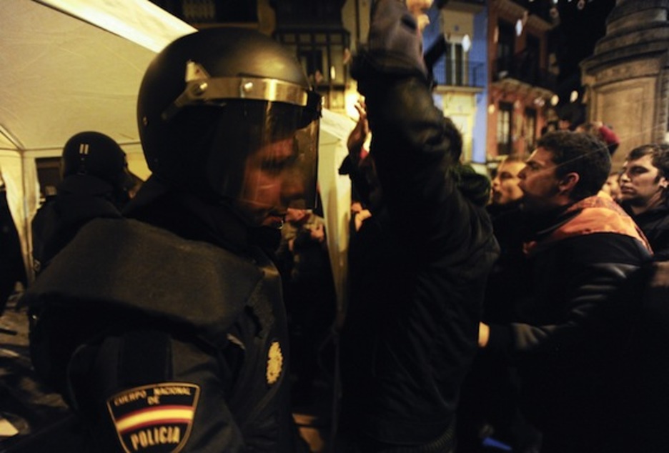 Un policía, en la plaza Nabarreria. (Jagoba MANTEROLA/ARGAZKI PRESS)