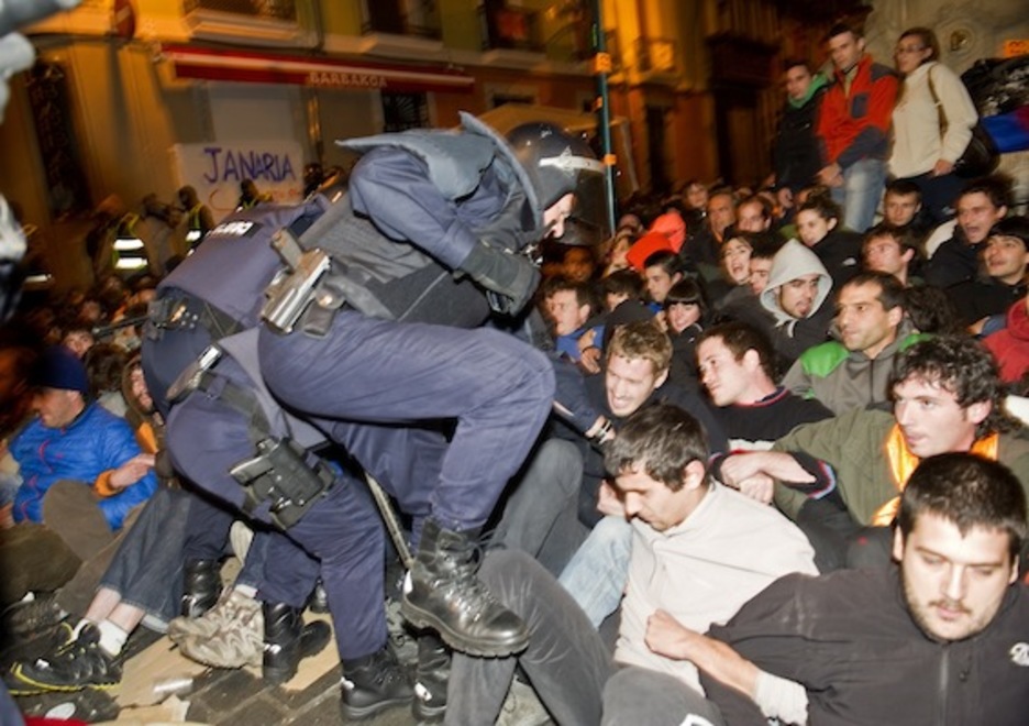 La Policía española se abre paso en el muro popular. (Jagoba MANTEROLA/ARGAZKI PRESS)