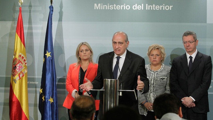 Fernández Díaz comparecía este lunes junto con representantes de víctimas de ETA y Ruiz Gallardón. (NAIZ.INFO)