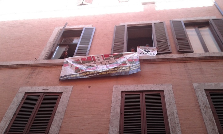 Momento en que los solidarios han ocupado la sede de EFE en Roma. (‘Un caso basco a Roma’)