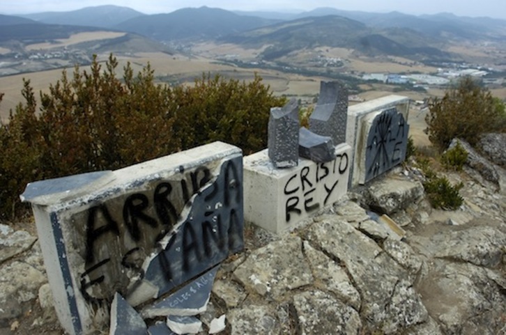 Destrozos realizados por Falange y Tradición en el monte Ezkaba. (Jagoba MANTEROLA / ARGAZKI PRESS)