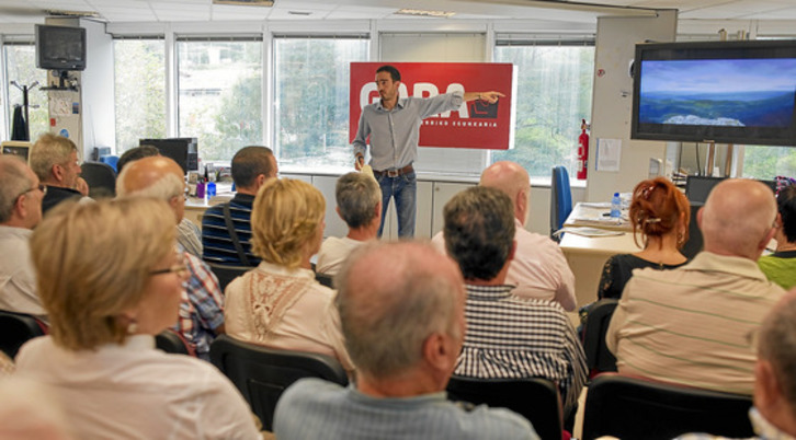 Iñaki Soto, director de GARA, durante la visita guiada con los lectores en la redacción de Donostia.