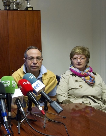Los padres de Iñigo Cabacas, en una comparecencia reciente, donde reclamaron la imputación del mando conocido como ‘Ugarteko’. (Marisol RAMIREZ/ARGAZKI PRESS)