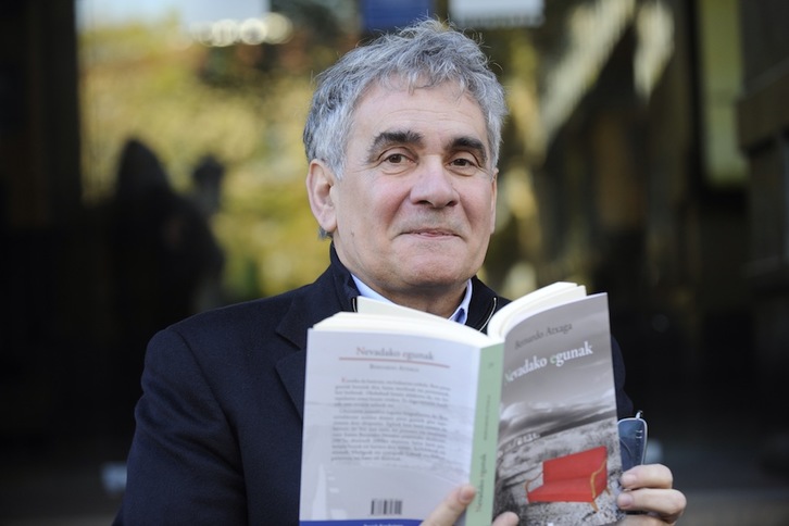 Bernardo Atxaga, con su último libro. (Jon URBE/ARGAZKI PRESS)