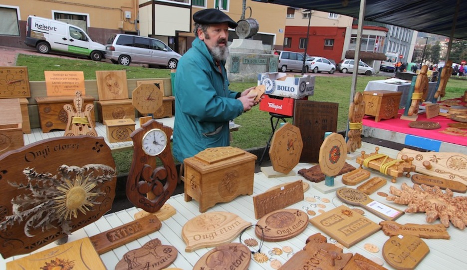 Relojes, cajas y otros objetos tallados en madera.