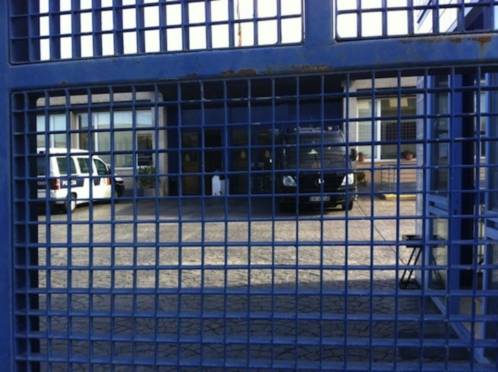 Entrada del CIE de Zona Franca, con un furgón antidisturbios en la puerta, en una imagen de archivo. (@TanquemElsCIEs)