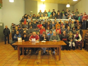 Rueda de prensa en Burlata para exigir la libertad de Almandoz. (NAIZ.INFO)