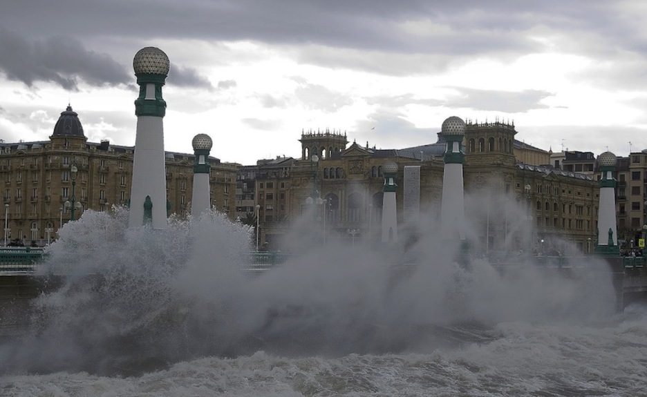 Imágenes como esta hablan por sí solas sobre la intensidad del temporal marítimo. (Juan Carlos RUIZ/ARGAZKI PRESS)