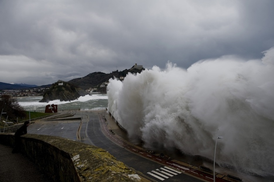 Las olas rompen con fuerza contra el Paseo Nuevo. (Juan Carlos RUIZ/ARGAZKI PRESS)