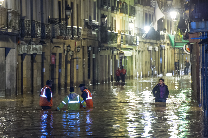 El agua ha entrado en la Parte Vieja de Donostia durante la madrugada. (Jon URBE / ARGAZKI PRESS)