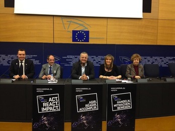 Paul Ríos, junto a los europarlamentarios Mark Demesmaeker, François Alfonsi, Martina Anderson y Tatjana Zdanoka. (NAIZ.INFO)