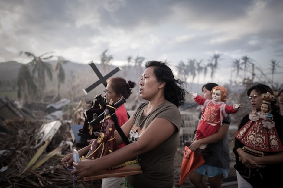 Supervivientes de un tifón en Filipinas, imagen ganadora en la sección Spot News Singles. (Philippe LOPEZ)