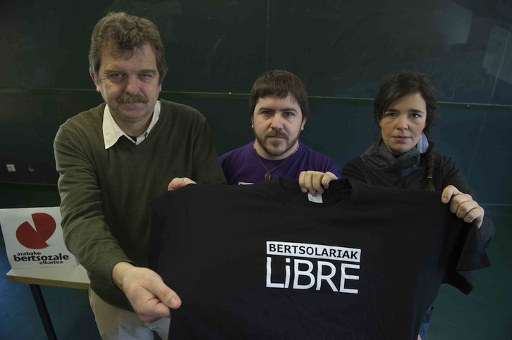 Arabako Bertsozale Elkartearen agerraldia, Jagoba Apaolaza eta Iker Pastor babesteko. (Juanan RUIZ/ARGAZKI PRESS)