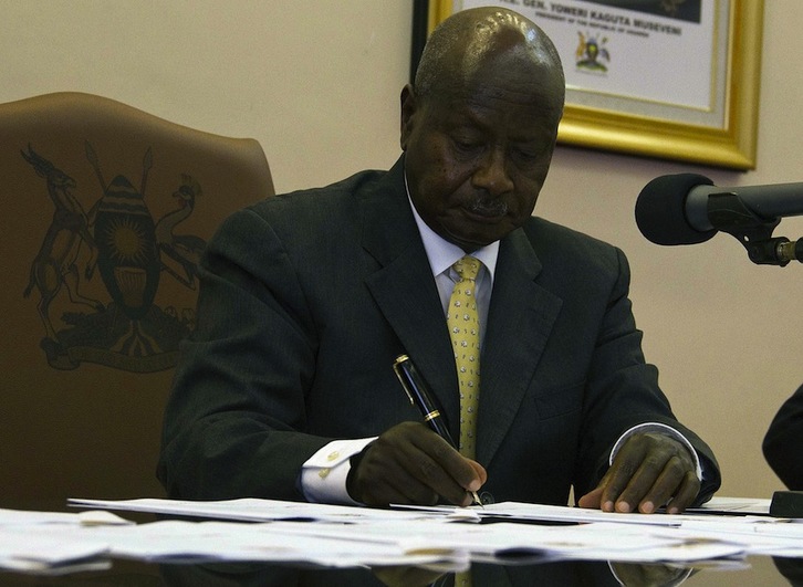 Musevini firma la ley que castiga con cadena perpetua a los homosexuales. (Isaac KASAMANI/AFP)