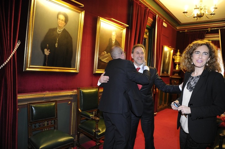 Alfonso Gil (PSE), Andoni Aldekoa (PNV) e Ibone Bengoetxea (PNV), ante el retrato de la alcaldesa franquista Pilar Careaga. (ARGAZKI PRESS)