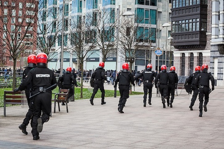 Agentes de la Policía autonómica tras los manifestantes, el 3 de marzo de 2014. (Aritz LOIOLA/ARGAZKI PRESS)
