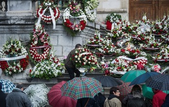Flores depositadas en las escalinatas del Ayuntamiento en recuerdo de Azkuna. (Luis JAUREGIALTZO/ARGAZKI PRESS)