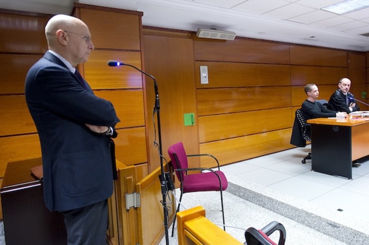 Ares presta declaración en el juicio, con Zenón a la derecha de la imagen. (Marisol RAMÍREZ / ARGAZKI PRESS)