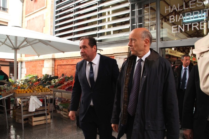 Alain Juppé (derecha) acompañó durante las últimas elecciones locales a los candidatos de la derecha en Ipar Euskal Herria. (Aurore LUCAS)