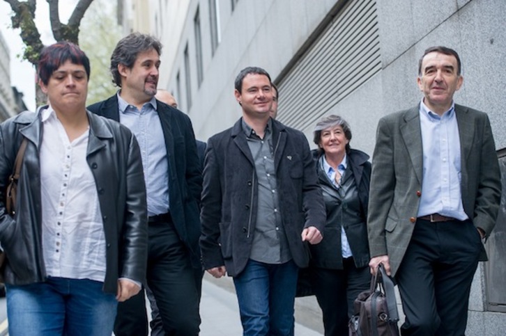 Hasier Arraiz, junto al abogado Iñigo Iruin y compañeros de EH Bildu. (Marisol RAMIREZ/ARGAZKI PRESS) 