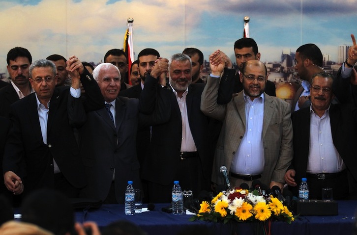Miembros de la OLP, Hamas y del Frente Árabe Palestino posan tras el acuerdo. (Said KHATIB/AFP)