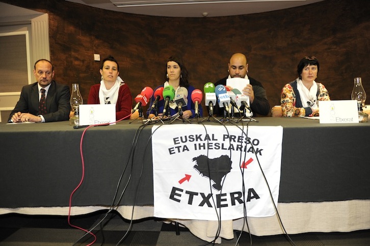 Los familiares y el abogado de Zulueta y Enparantza en uan comparecencia anterior. (ARGAZKI PRESS)