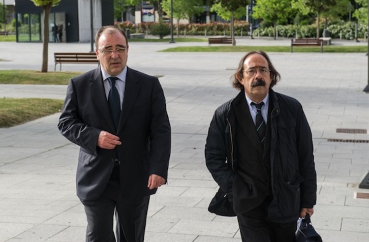 Josetxo Andía, a la izquierda, a su llegada a los juzgados de Iruñea durante una de las sesiones. (Jagoba MANTEROLA/ARGAZKI PRESS)