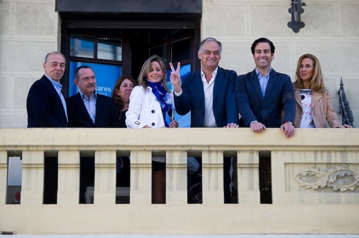 González Pons –con los dedos en señal de victoria–, en una imagen de archivo tomada en Iruñea. (Iñigo URIZ/ARGAZKI PRESS)