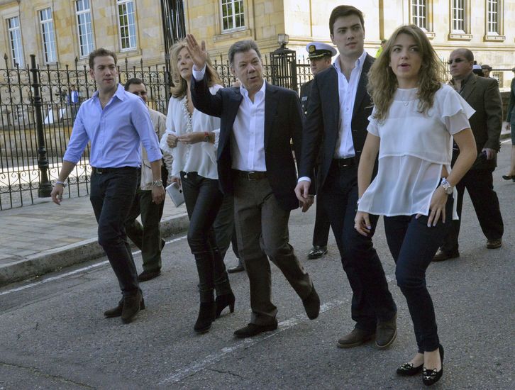 Santos ha acudido a votar junto a su familia. (Diana SÁNCHEZ / AFP)