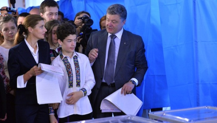 El magnate Petro Poroshenko ha acudido a votar acompañado de su familia. (Sergei SUPINSKY/AFP PHOTO)