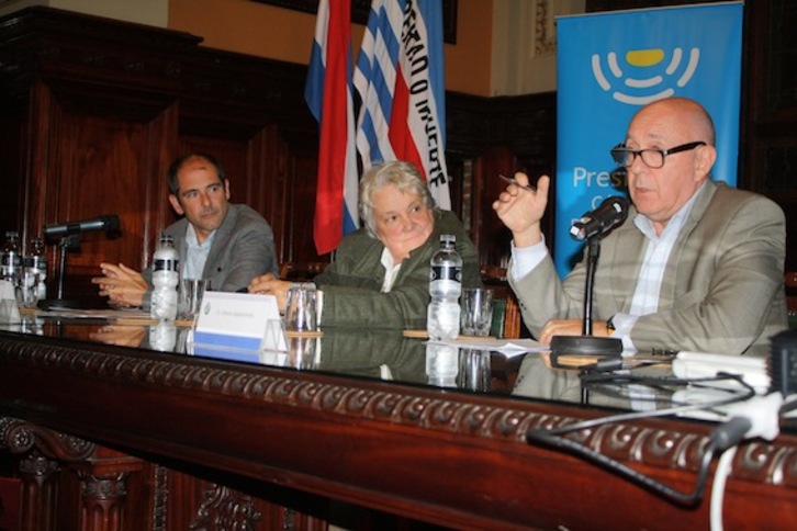 Paul Rios, de Lokarri; Lucía Topolansky, senadora y compañera de Pepe Mujica; y Alberto Spektorowsky, del GIC. (Beñat ZALDUA)