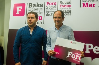 Peio Dufau y Paul Ríos han presentado el programa de las dos nuevas sesiones del Foro Social. (ARGAZKI PRESS)