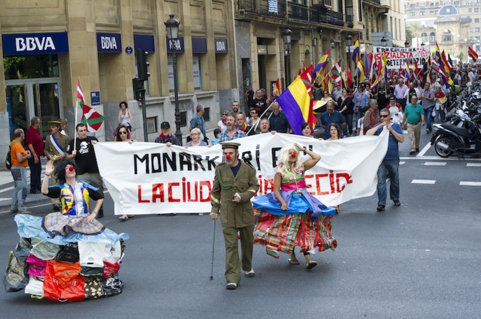 Manifestación en Donostia, con parodia monárquica incluida. (Gorka RUBIO / ARGAZKI PRESS)