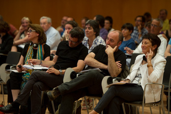 Participantes en la segunda charlan atienden durante la primera sesión. (ARGAZKI PRESS)