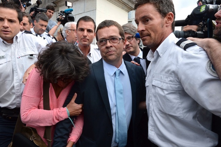Nicolas Bonnemaison medikua, Paueko Auzitegitik ateratzean, absolbitua izan ondoren. (Jean-Pierre MULLER/AFP)