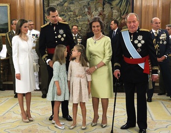 Juan Carlos de Borbón y su hijo Felipe, nuevo rey, junto a sus esposas y la princeesa de Asturias, todos aforados, el día de la proclamación. (POOL/AFP)