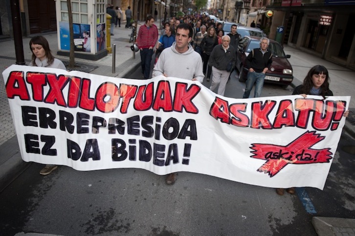 Manifestación contra las detenciones el 14 de abril de 2010 en Donostia. (Gari GARAIALDE/ARGAZKI PRESS)