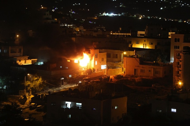 La casa de uno de los detenidos, incendiada por fuego israelí. (Hazem BADER/AFP)