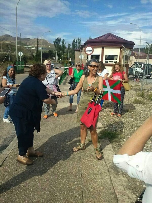 Anuntzi Alonso recibe el saludo de sus allegados tras abandonar la cárcel de Logroño. (NAIZ)