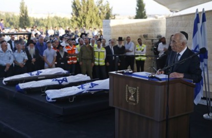 Funeral de los tres colonos israelíes con la presencia del presidente de Israel, Shimon Peres. (Baz RATNER/AFP)