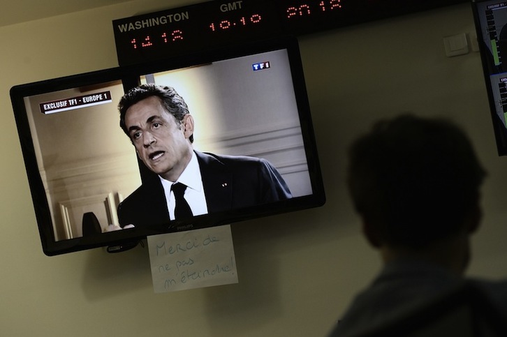 Sarkozyri elkarrizketa egin zioten TF1 katean inputatu eta hurrengo egunean. (Stephane DE SAKUTIN / AFP PHOTO)